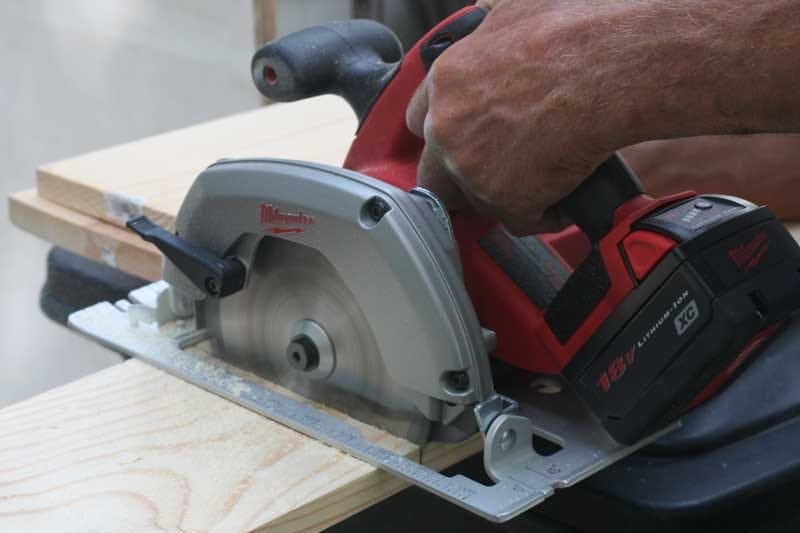 Milwaukee M18 Circular Saw 2630-20 cutting