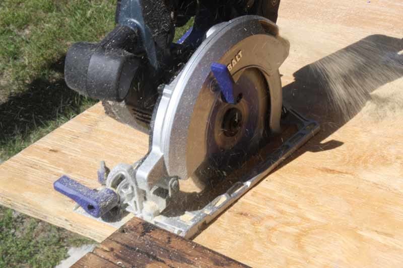 Kobalt 18V circulr saw cutting 2
