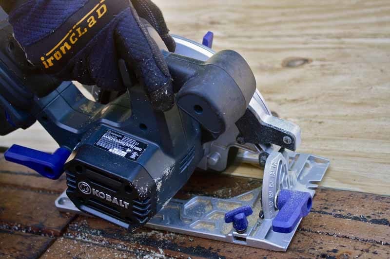 Kobalt 18V circular saw cutting