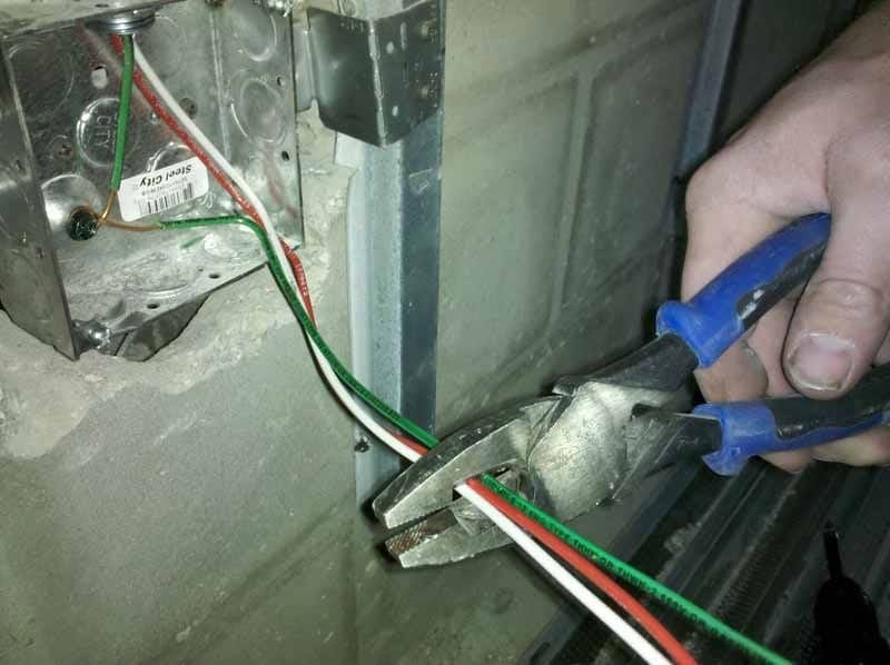 Klein J2000 Side-Cutting Linemans Pliers cutting