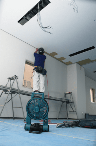 makita-cordless-fan-use