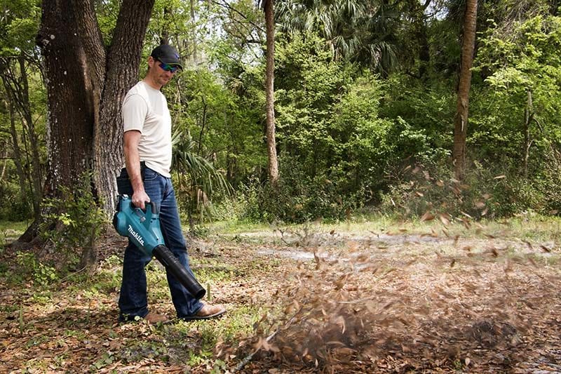 Makita 18V X2 LXT Brushless Blower Action 2