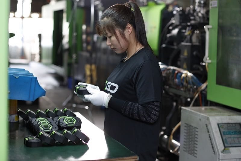 plastic injection worker