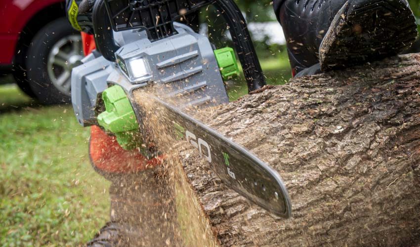 EGO 18" Cordless Chainsaw 01