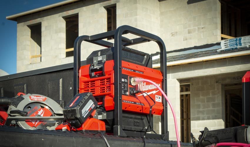 Milwaukee MX FUEL Carry-On 1800W Power Supply Inverter Review