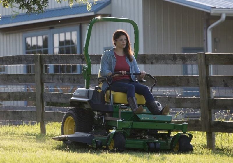 John Deere X700 Signature Series Zero-turn Mowers