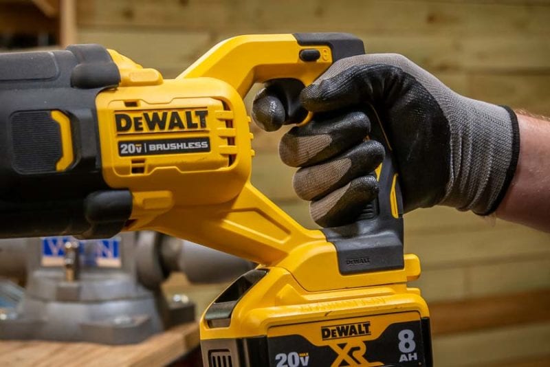 DeWalt Power Detect Reciprocating Saw Ergonomics 2