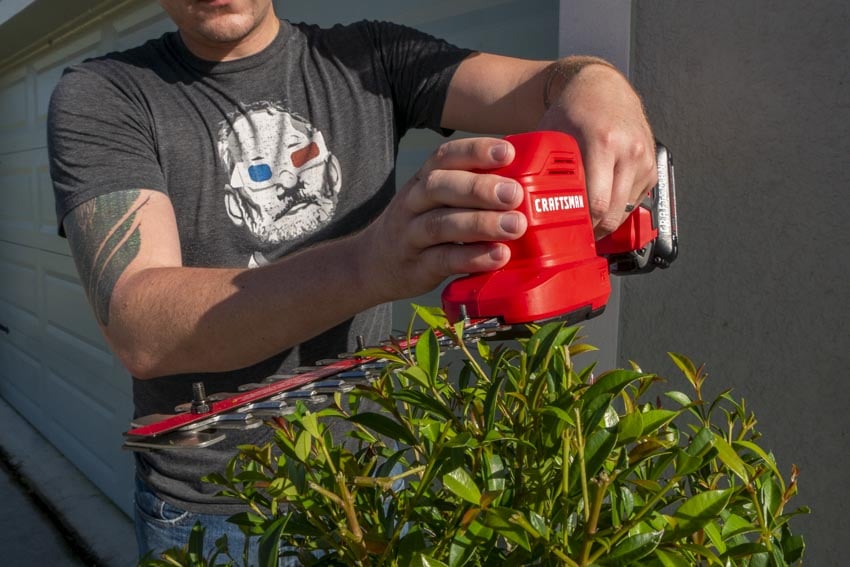 CRAFTSMAN V20* Cordless 2-in-1 Hedge Trimmer and Grass Shear