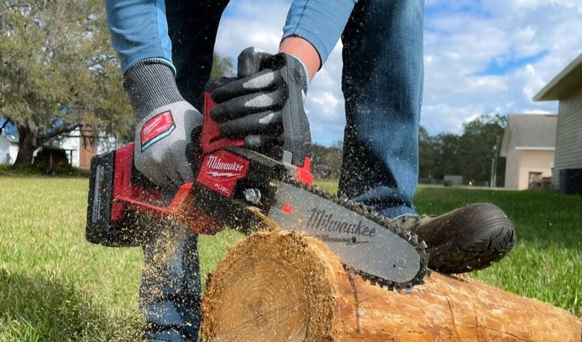 Milwaukee M18 Hatchet mini chainsaw