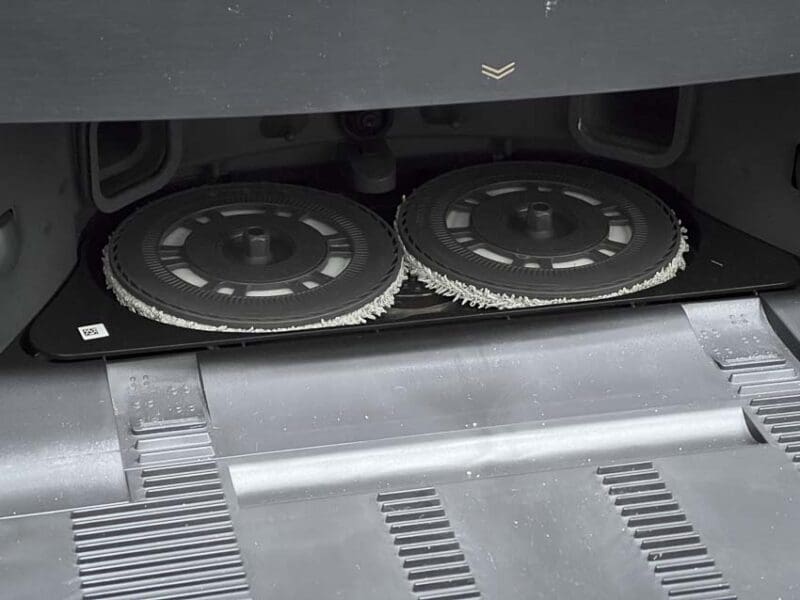 Dreame L20 Ultra detached mops