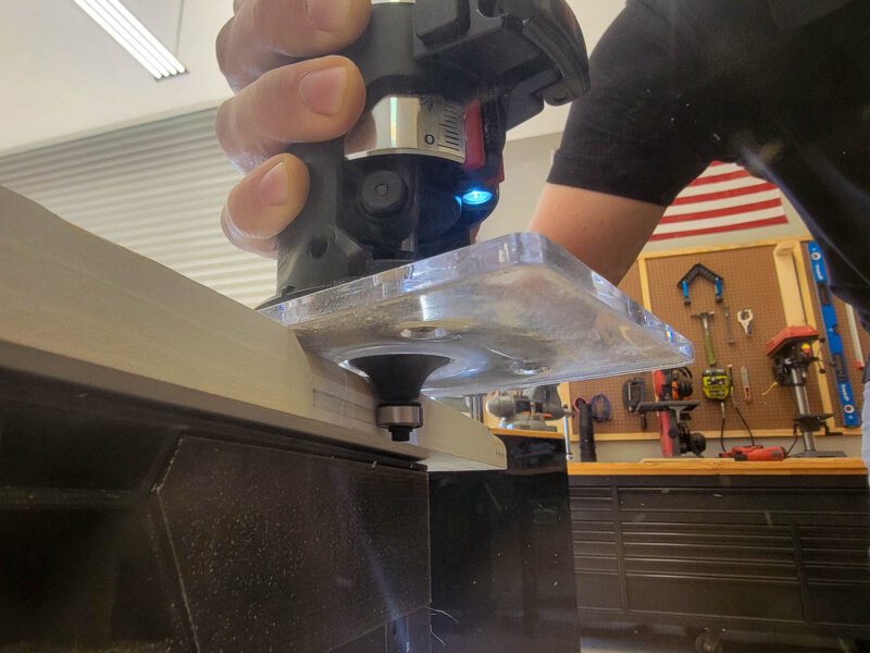 Skil PWRCore 20 Compact Router in action