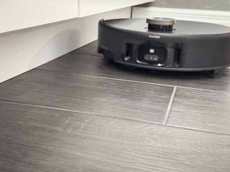 MOVA Z60 Close vacuuming under kickplate